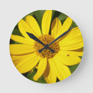 Relógio Redondo Flor amarelo com folhas verdes
