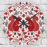 Relógio Redondo Floresta de Esquilo<br><div class="desc">Pavimentos florestais de esquilo vermelho com pínus, ramais de pinheiros, bolotas, folhas de carvalho e bagas. Perfeito para uma casa de lago ou decoração sazonal. Arte original de Nic Squirrell.</div>