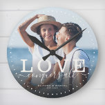 Relógio Redondo Foto de casamento de amor moderno Foto de citação<br><div class="desc">Relógio personalizado moderno de fotos em chic com escrita escrita escrita à mão e leitura moderna de tipografia:' O amor conquista tudo ' ao lado de seus nomes personalizados e data de casamento. Personalize com sua foto e informações favoritas. presente de excelente para recém-casados, um aniversário ou Dia de os...</div>