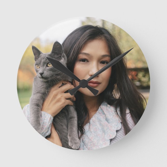 Relógio Redondo Foto de Mim e Meu Gato no Pequeno Muro Redondo (Frente)