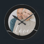 Relógio Redondo Foto personalizada e foto de texto<br><div class="desc">Faça um relógio personalizado na parede de fotos de Ricaso - adicione sua própria foto e texto - presentes de manutenção de fotos</div>