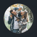 Relógio Redondo Foto personalizada "Família" de script elegante<br><div class="desc">Adicione sua foto favorita de suas últimas férias,  casamento ou ocasião especial.</div>