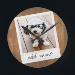 Relógio Redondo Fotografia Rústica com Instagrama Quadrado e Madei<br><div class="desc">Um design de vintage e de tendências com uma borda retrorativa que você pode adicionar sua selfie ou retrato favorito de um amigo. Use uma foto quadrada para criar um presente exclusivo e pessoal ou manter o filhote de hipster e fazer uma manutenção de tendências. Se precisar ajustar as fotos,...</div>