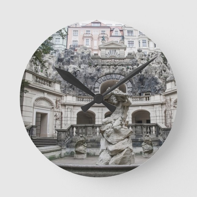 Relógio Redondo Fountain with Neptune statue in Prague (Frente)