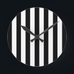 Relógio Redondo Gamas Verticais, Pretas E Brancas, Laminadas<br><div class="desc">Stripes Verticais - padrão listrado preto e branco.</div>