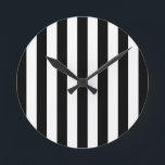 Relógio Redondo Gamas Verticais, Pretas E Brancas, Laminadas<br><div class="desc">Stripes Verticais - padrão listrado preto e branco.</div>