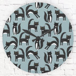 Relógio Redondo Gatos Pretos e Brancos Tuxedo<br><div class="desc">Felinos brancos e pretos,  em seu negócio. Um padrão divertido num fundo azul de médio.</div>