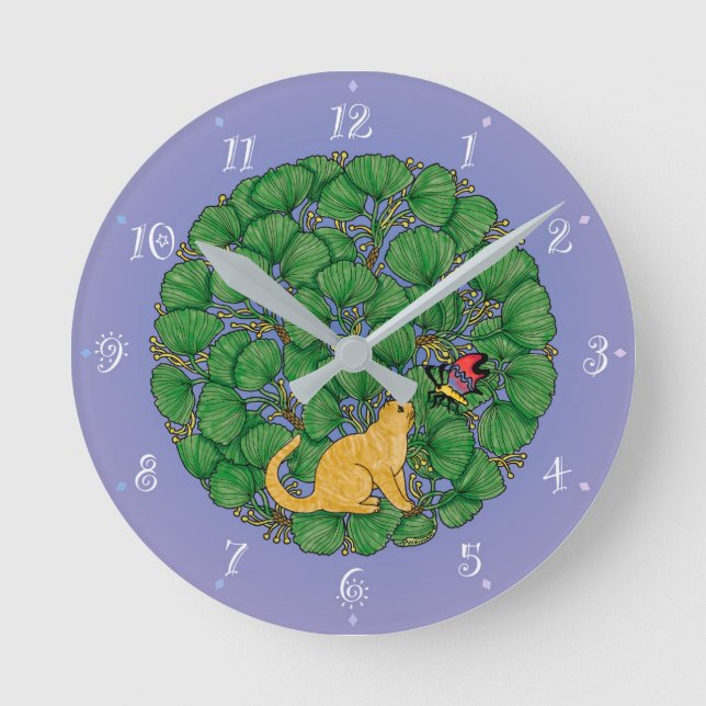 Relógio Redondo Ginger cat olha para uma borboleta (Frente)