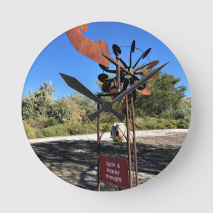 Relógio Redondo Gire um pensamento feliz, sinal engraçado