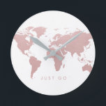 Relógio Redondo Globo de Mapa do Mundo Rosa<br><div class="desc">Cor-de-rosa suave com um efeito ouro rosa pastel mapa do mundo design num relógio de parede moderno mínimo, com uma citação de "ir" editável para vos inspirar a sair e ver o mundo... ou como um lembrete para saírem da porta para poderem estar a tempo! O elegante relógio do globo...</div>