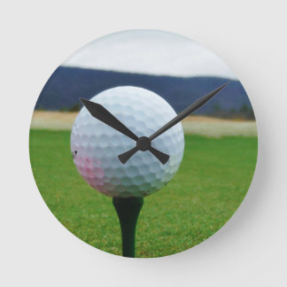 Relógio Redondo Golf Ball em um campo de golfe na montanha