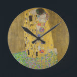 Relógio Redondo Gustav Klimt "O Beijo"<br><div class="desc">A obra-prima de Gustav Klimt: "O Beijo". "O Beijo", criado pelo pintor austríaco Gustav Klimt. É considerado o trabalho mais famoso dele. Ele pintou entre os anos de 1907 e 1908, que foram o ponto alto de seu "Período do Ouro", quando pintou várias obras utilizando folhas de ouro. A Áustria...</div>
