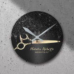 Relógio Redondo Hair Stylist Black Glitter Drives Beauty Salon<br><div class="desc">Hair Stylist Black Glitter Gira Bela Salon Clocks.</div>