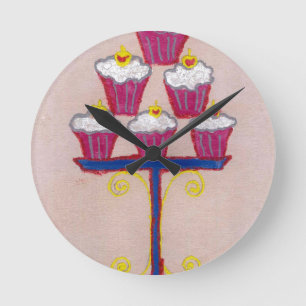 Relógio Redondo Impressão de Arte de Cupcake com Cereja e Fundo Ro