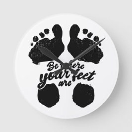 Relógio Redondo Impressão de "Estar onde estão seus pés" preto e b