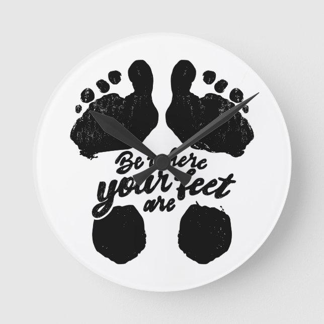 Relógio Redondo Impressão de "Estar onde estão seus pés" preto e b (Frente)