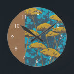 Relógio Redondo Jardim do Yarrow dourado com fundo azul<br><div class="desc">As flores do yarrow dourado interrompem esta cena bonita do jardim. O fundo azul igualmente guardara uma sugestão das folhas dispersadas por toda parte. É como a vista de uma foto do olho mágico exceto muito mais divertimento!</div>