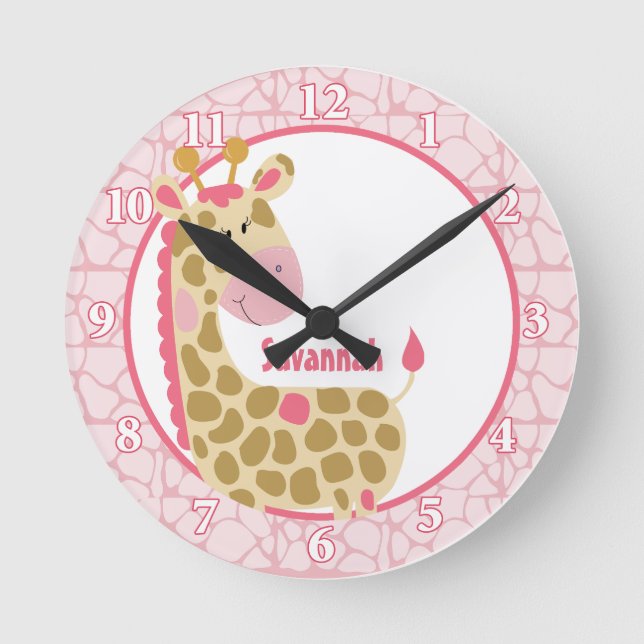 Relógio Redondo Jungle Giraffe Wall Clock (Rosa) Adicionar um Nome (Frente)