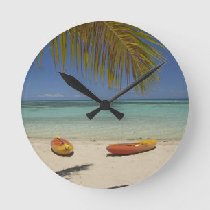 Relógio Redondo Kayaks na praia, estância de Plantation Island