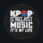 Relógio Redondo Kpop é o meu gráfico de slogan de vida (escuro)<br><div class="desc">O relógio de parede com a citação 'Kpop não é apenas música,  é minha vida',  uma declaração de excelente que representa todos os fãs dedicados do Kpop disponíveis em diferentes cores e estilos.</div>