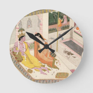 Relógio Redondo Krishna e Radha em uma cama em um palácio do