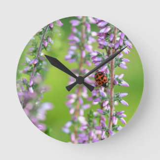Relógio Redondo Ladybird auf lila Blume -