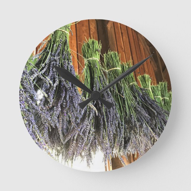 Relógio Redondo Lavanda pendurada em um celeiro (Frente)