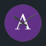 Relógio Redondo Letra inicial Monograma Estilo moderno roxo<br><div class="desc">Você gostaria de ter um produto com as iniciais do seu nome? É muito simples,  estética e atraente.</div>