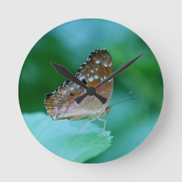Relógio Redondo Linda Borboleta Danaus Plexippus na Folha.