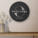 Relógio Redondo Logotipo preto de empresa Mínima marca Muro da emp<br><div class="desc">Relógio de Parede Personalizado com um design mínimo simples. Adicione seu logotipo e texto.</div>