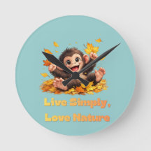Macaco Fofo Feliz Brincando em Folhas de Outono Ca