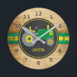 Relógio Redondo Madeira de Faux de Trator Verde Russo<br><div class="desc">Este design está no nosso design de trator verde e amarelo com fundo de madeira. Clique no botão personalizar para obter opções para adicionar texto! Variações deste design, cores adicionais, além de coordenar produtos estão disponíveis em nosso compro, zazzle.com/doodlelulu*. Entre em contato conosco se precisar deste design aplicado a um...</div>