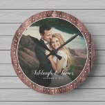 Relógio Redondo Madeira Fotografada com Script de Casamento Modern<br><div class="desc">Relógio de fotos Rustic Modern Wedding com um bonito design de roteiro com letra romântica, seus nomes personalizados e sua foto favorita. presente de excelente para recém-casados, um aniversário ou Dia de os namorados! O fundo texturizado do painel de madeira escura, ao estilo da fazenda, faz dele uma adição de...</div>