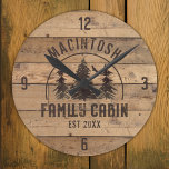 Relógio Redondo Madeira rustica de cabine familiar personalizada<br><div class="desc">Criar um relógio de cabine personalizado da família, com um design rústico, em placas de madeira com pinheiros florestais e NOME FAMILY CABIN, e data ou outro texto em castanho. O exemplo é mostrado na opção redonda de 8 polegadas; escolha 10, 75 polegadas ou quadrado na página de pedido. ASSISTÊNCIA:...</div>