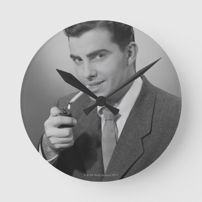 Relógio Redondo Man Lighting Cigarette (Frente)