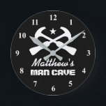 Relógio Redondo Manly hammer logo car garage or mancave wall clock<br><div class="desc">Manly hammer logo car garage or mancave wall clock. Custom black and white wall clock gift. Cool crossed tool design with personalized name and background color. Christmas or Birthday gift idea for husband, dad, boyfriend, grandpa, boss, coworker, carpenter, contractor, boy, kids etc. Trendy home decor time clock for mechanic, auto...</div>