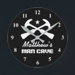Relógio Redondo Manly hammer logo car garage or mancave wall clock<br><div class="desc">Manly hammer logo car garage or mancave wall clock. Custom black and white wall clock gift. Cool crossed tool design with personalized name and background color. Christmas or Birthday gift idea for husband, dad, boyfriend, grandpa, boss, coworker, carpenter, contractor, boy, kids etc. Trendy home decor time clock for mechanic, auto...</div>