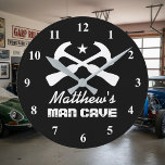Relógio Redondo Manly hammer logo car garage or mancave wall clock<br><div class="desc">Manly hammer logo car garage or mancave wall clock. Custom black and white wall clock gift. Cool crossed tool design with personalized name and background color. Christmas or Birthday gift idea for husband, dad, boyfriend, grandpa, boss, coworker, carpenter, contractor, boy, kids etc. Trendy home decor time clock for mechanic, auto...</div>