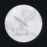 Relógio Redondo Marble Branco de Nome Personalizado de Script Mode<br><div class="desc">Nome Personalizado do Script Moderno Gift Branco com nome personalizado no estilo de fonte do script moderno da cinza em fundo de mármore branco. Perfeito como presente de feriado para ela,  presente e presente de inauguração para qualquer ocasião especial.</div>