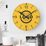 Relógio Redondo Marca do Promocional de logotipo da empresa person<br><div class="desc">Adicione seu logotipo corporativo personalizado para criar um relógio exclusivo na parede. Torna um promocional de excelente oferecido ou presente corporativo para clientes,  fornecedores,  funcionários ou outras pessoas especiais. Escolha entre diferentes formas e tamanhos de relógio. Nenhuma quantidade mínima,  nenhuma taxa de configuração.</div>