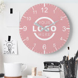 Relógio Redondo Marca do Promocional de logotipo da empresa person<br><div class="desc">Adicione seu logotipo corporativo personalizado para criar um relógio exclusivo na parede. Torna um promocional de excelente oferecido ou presente corporativo para clientes,  fornecedores,  funcionários ou outras pessoas especiais. Escolha entre diferentes formas e tamanhos de relógio. Nenhuma quantidade mínima,  nenhuma taxa de configuração.</div>