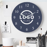 Relógio Redondo Marca do Promocional de logotipo da empresa person<br><div class="desc">Adicione seu logotipo corporativo personalizado para criar um relógio exclusivo na parede. Torna um promocional de excelente oferecido ou presente corporativo para clientes,  fornecedores,  funcionários ou outras pessoas especiais. Escolha entre diferentes formas e tamanhos de relógio. Nenhuma quantidade mínima,  nenhuma taxa de configuração.</div>