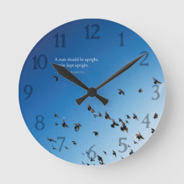 Relógio Redondo Marcus Aurelius Um homem deve ser a citação certa