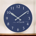 Relógio Redondo Marinho Azul Branco Script Moderno Girn Nome do Mo<br><div class="desc">Relógio de Nome do Monograma Simples de Script Azul e Branco. Isto faz o doce e perfeito aniversário de 16 anos,  casamento,  chá de panela,  aniversário,  chá de fraldas ou festa de solteira presente para alguém que ama luxo de luxo e estilos quíticos.</div>