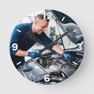 Relógio Redondo Mechanic Inspecting Car Engine Garage Decor