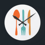 Relógio Redondo Meio século Colorido de Utensílios de cozinha mode<br><div class="desc">Este relógio colorido de parede moderno apresenta utensílios de cozinha - um garfo,  uma faca e uma colher - nas cores azul-turquesa e dois tons de laranja. Isso vai iluminar a decoração da sua cozinha!</div>