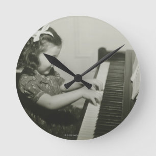Relógio Redondo Menina que joga o piano