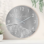 Relógio Redondo Metálico Personalizado Da Glitter De Prata Glam<br><div class="desc">Personalize facilmente este metal escovado prateado e um relógio de parede com padrão de brilho falso glamouroso com seu próprio nome personalizado.</div>