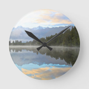 Relógio Redondo Misty Lake Trees Reflete Natureza Tranquila