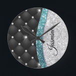 Relógio Redondo Moedas cinzentas prateadas Monograma preto de lágr<br><div class="desc">Personalize facilmente esta moda, chic bling Luxury Wall Clock design com elegante cinza-branca-prateada turquesa aqua, brilhando com design-design de-tufo preto. Isto faz o doce e perfeito aniversário de 16 anos, casamento, chá de panela, aniversário, chá de fraldas ou festa de solteira presente para alguém que ama luxo de luxo e...</div>